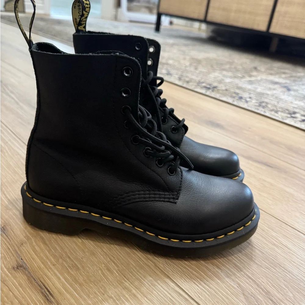 Dr. Martens pascal boots. Brand new in box. Fits woman’s size 7 - Picture 6 of 6